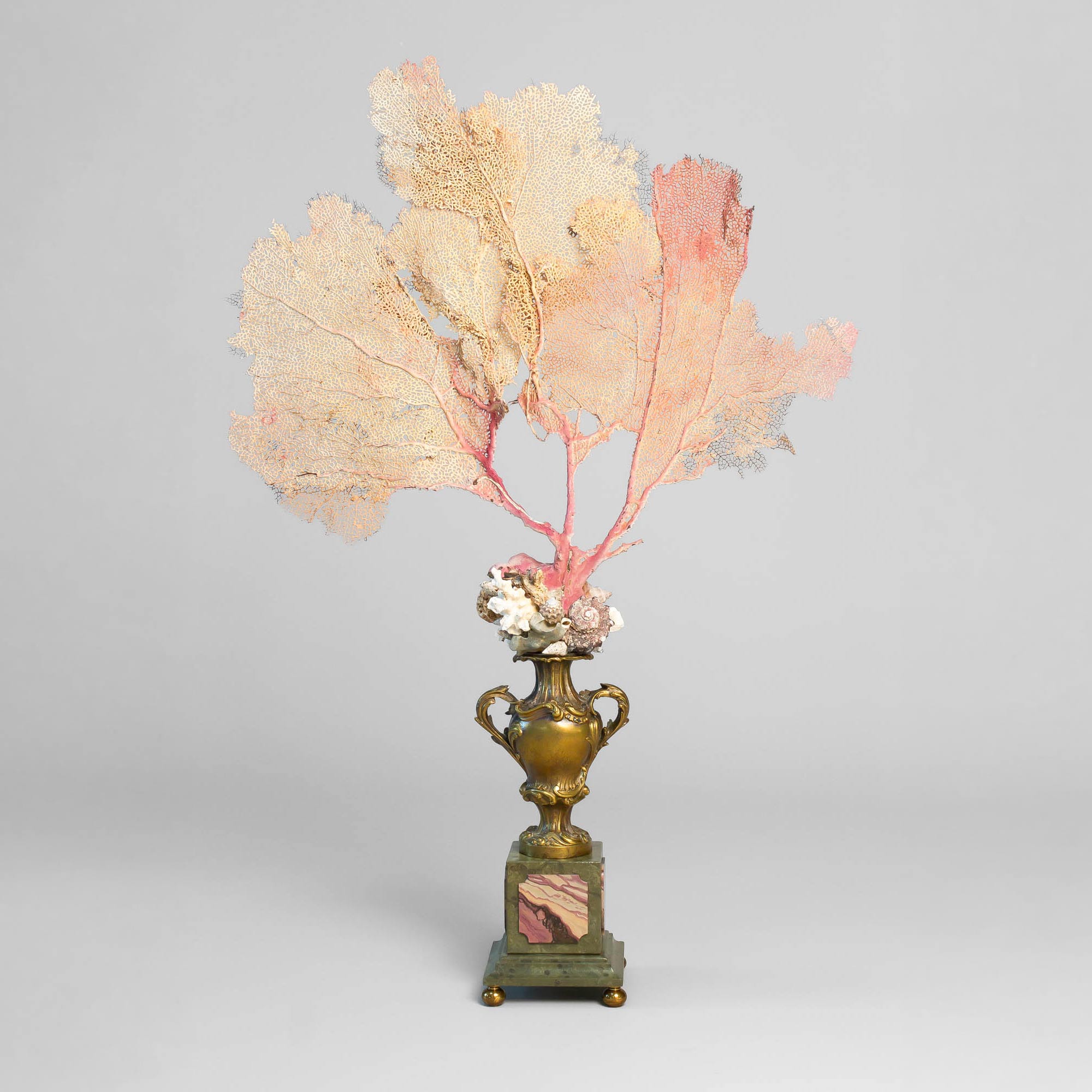 Barocke Messingvase mit Seefaecher