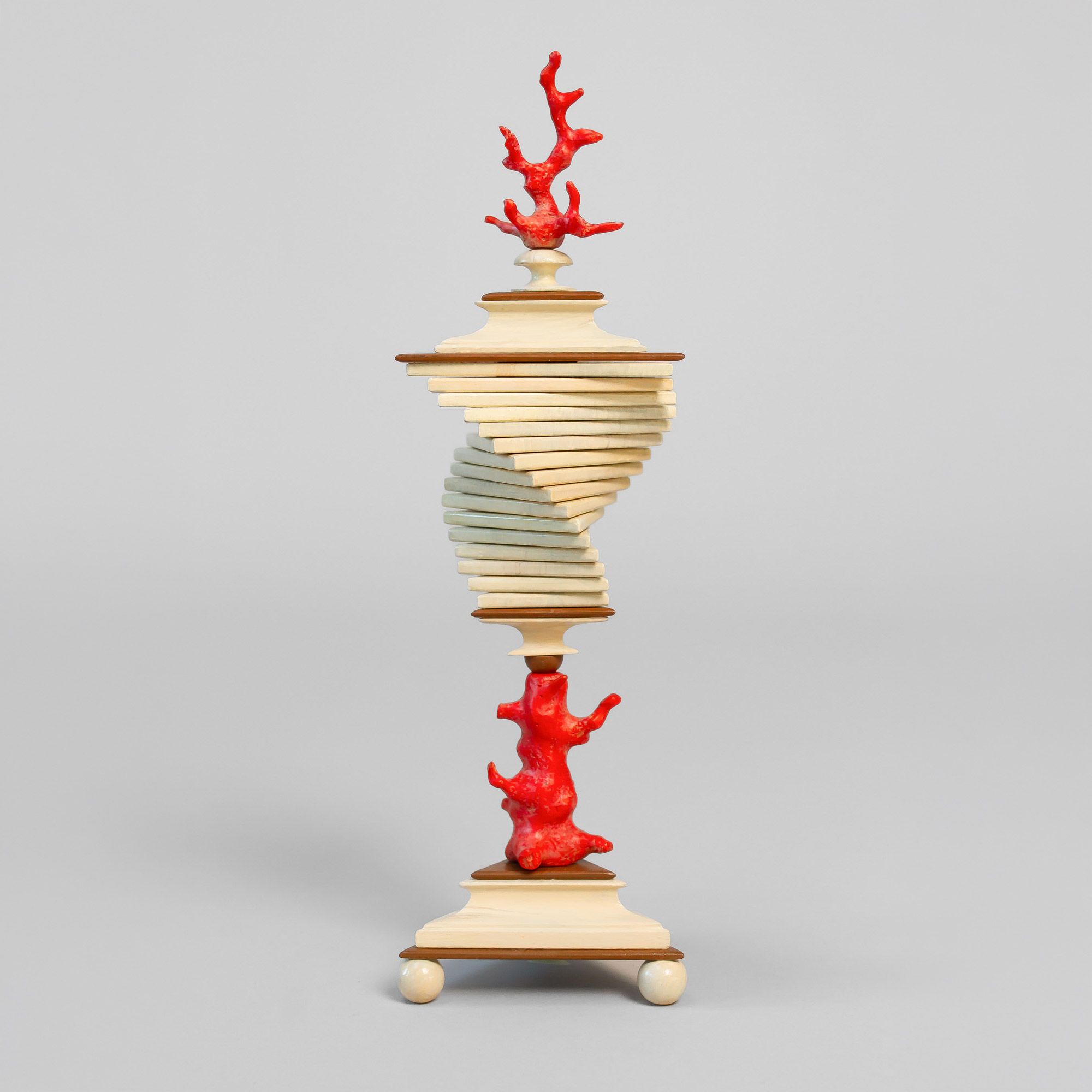 Elfenbeinpokal mit Koralle