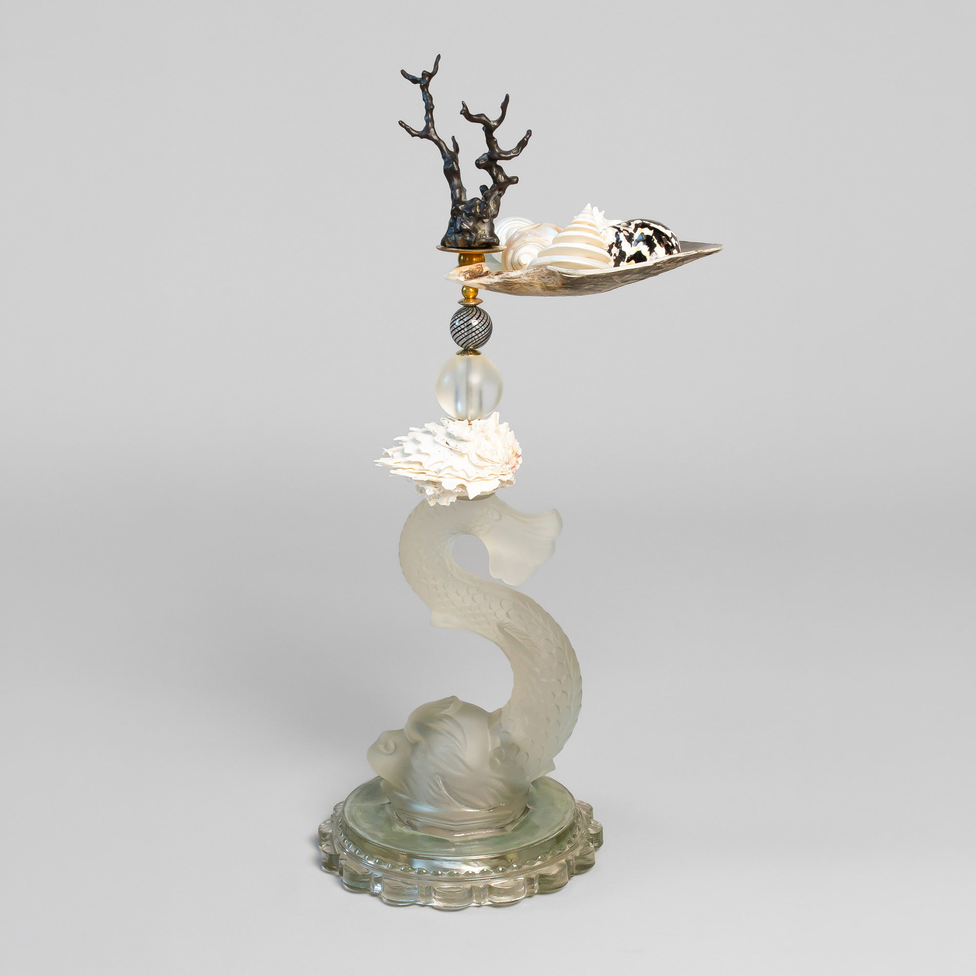 Glasdelfin mit schwarzer Koralle