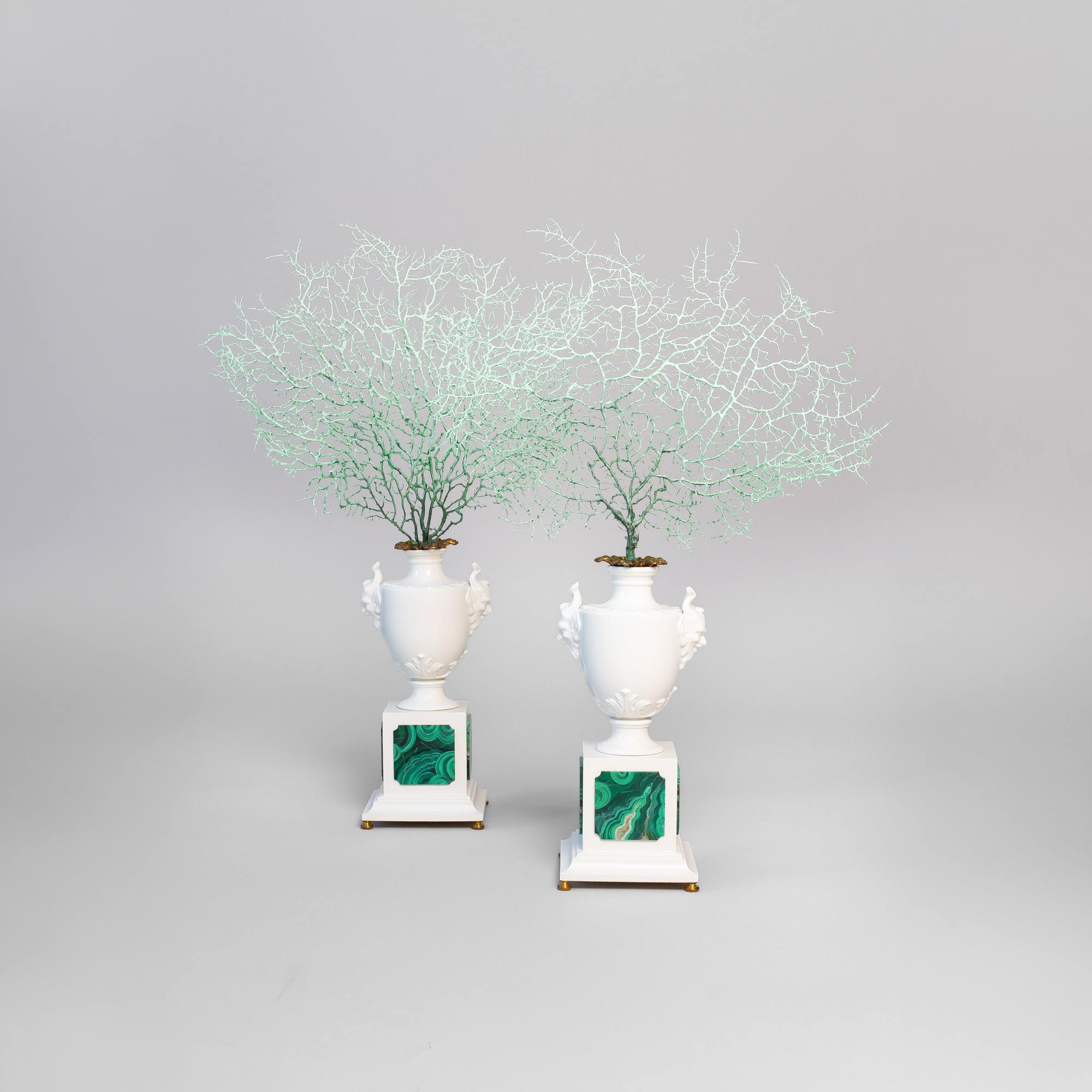 Paar Porzellanvasen mit Seefaecher