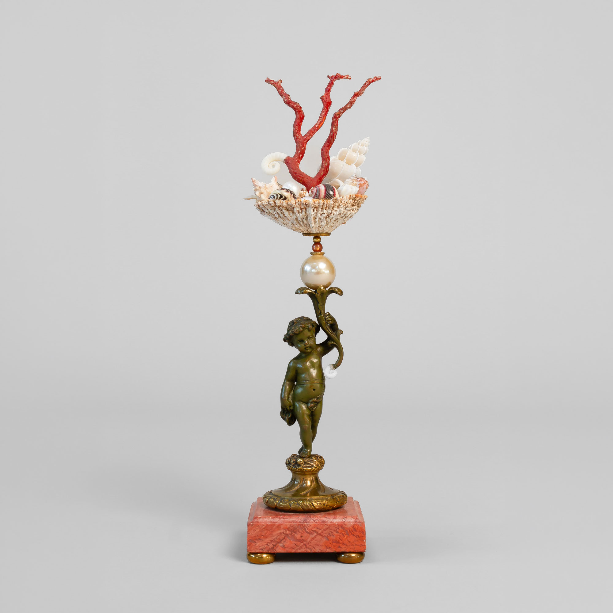 Putto mit Muschelbouquet