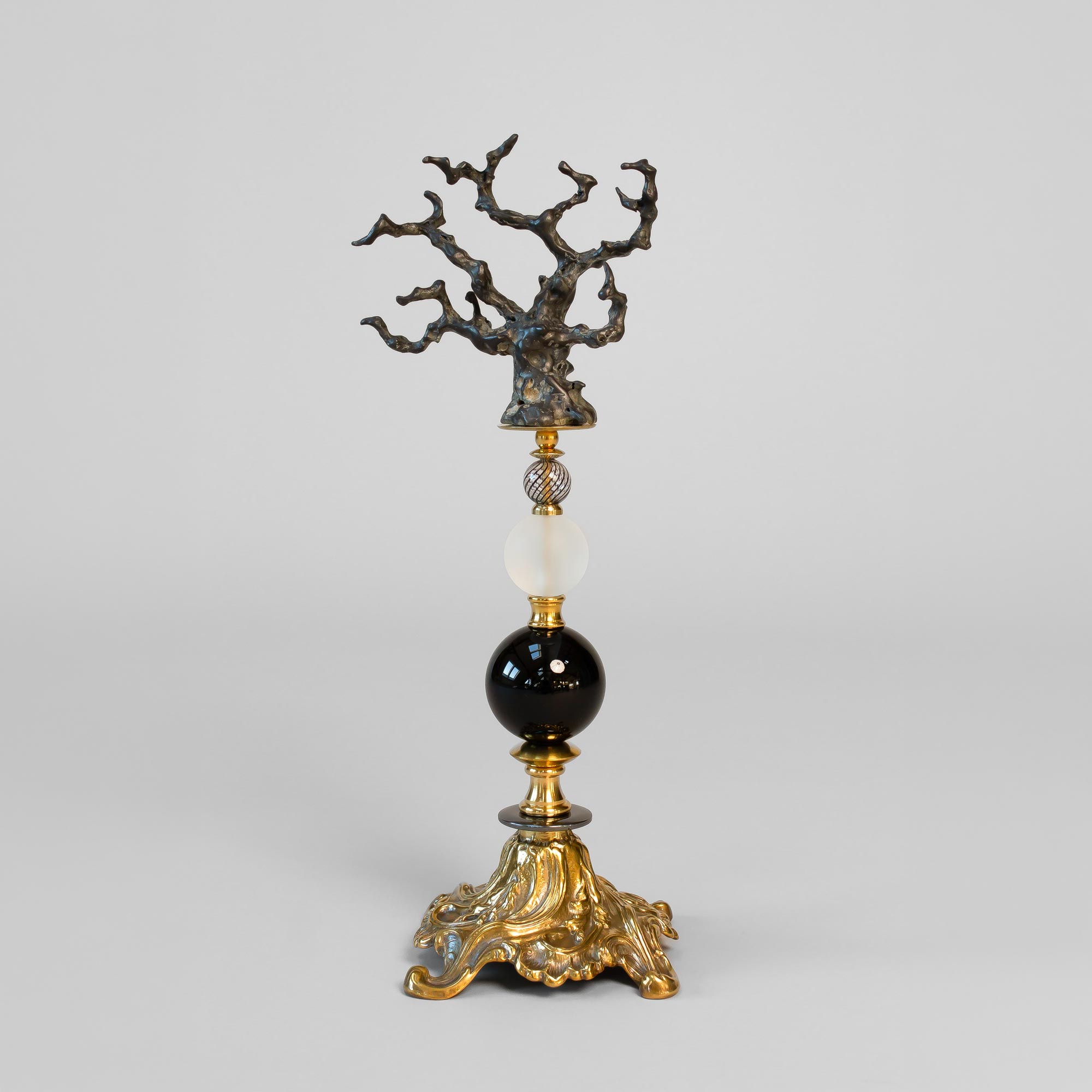 Schwarze Koralle auf Messingsockel
